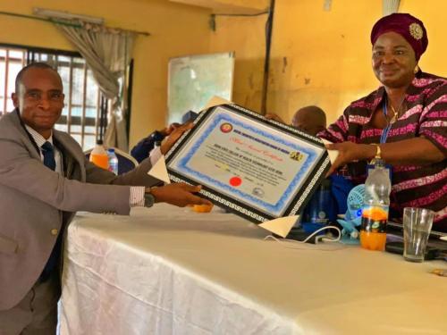 Presentation of Award to the HOD of Ogun State College of Health Tech, Ilese-min